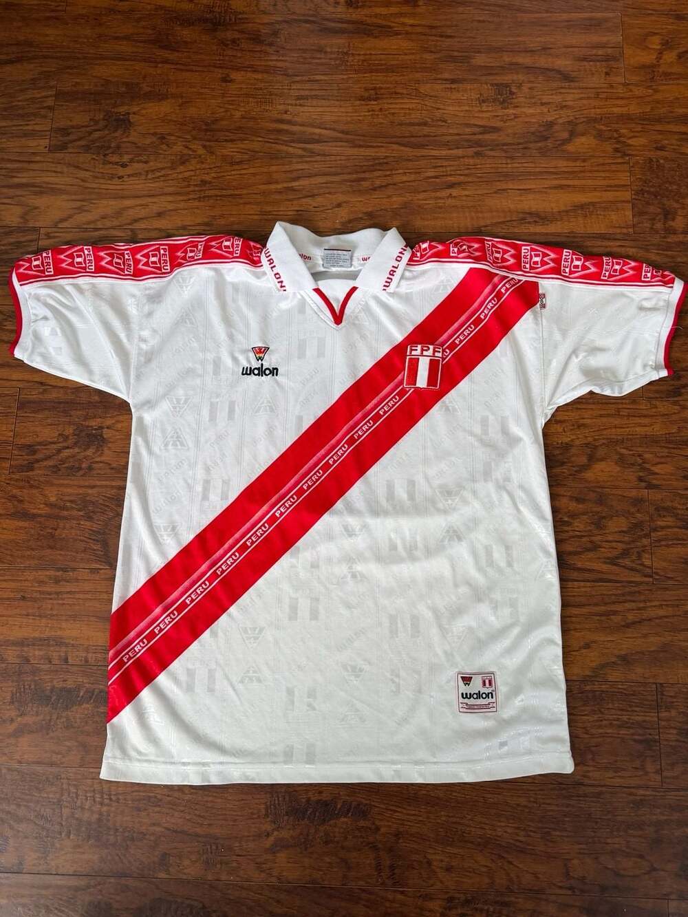 Vintage 2000-2001 Peru Home Soccer Jersey #9 - Walon - Size XL